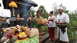 Sejumlah umat Hindu berdoa saat mengikuti perayaan Saraswati di Pura Agung Santi Bhuwana, Belgia, (26/6).Acara tersebut juga dihadiri oleh duta besar Indonesia untuk kerajaan Belanda, I Gusti Agung Wesaka Puja. (Arie Asona)