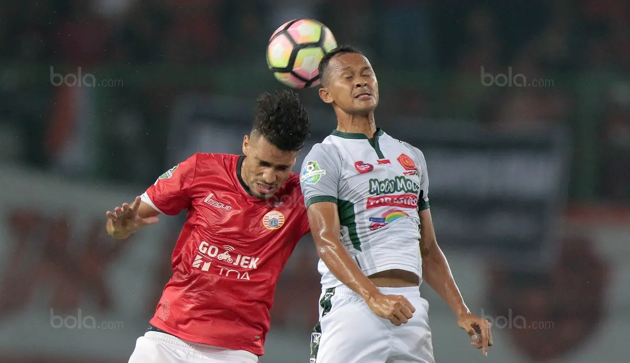 Duel pemain Persija Jakarta, William Pachecho (kiri) dan pemain PS TNI, Sansan Husaeni pada laga Liga 1 2017 di Stadion Patriot Bekasi, Sabtu (29/9/2017). Persija menang 4-1. (Bola.com/Nicklas Hanoatubun)