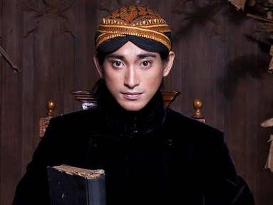 Totalitas dalam berperan, aktor bernama lengkap Juan Bio One Idal Haris itu kini kembali membuat fans kagum dengan penampilannya yang sudah seperti semula. Dibalut pakaian Adat Jawa, pesona Bio One pun terpancar penuh wibawa. Ia tampak lebih fresh di pemotretan terbarunya. (Liputan6.com/IG/@bojvoyej)
