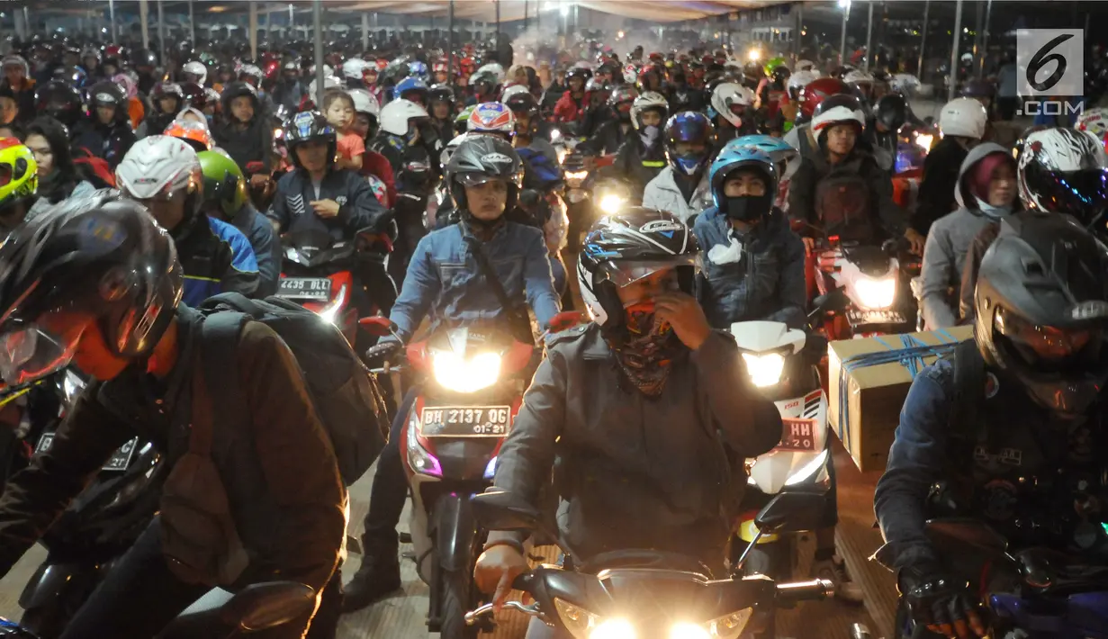 Antrean pemudik bermotor di Dermaga 6 Pelabuhan Merak, Banten, Kamis (22/6). Dini hari, ribuan pemudik bermotor antri menyeberang dari Pelabuhan Merak menuju Bakauheni, Lampung. (Liputan6.com/Helmi Fithriansyah)