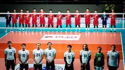 Para pemain Timnas voli putra Indonesia (depan) dan Filipina berbaris jelang dimulainya laga kedua putaran pertama SEA V League 2024 di Ninoy Aquino Stadium, Manila, Filipina, Sabtu (17/8/2024). (PNVF/Kimberly Pauig)