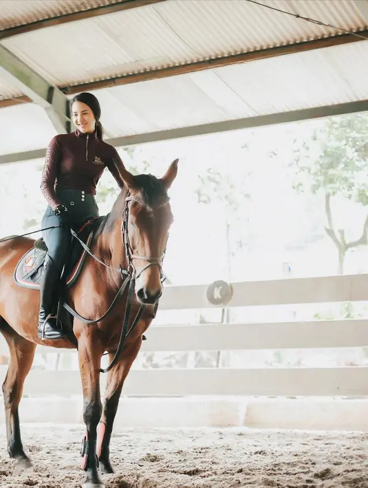 Anya Geraldine juga pernah menjajal berkuda. Outfitnya dengan bodysuit cokelat dan celana legging hitam di atas kuda tampak sempurna. [Foto: Instagram/anyageraldine]