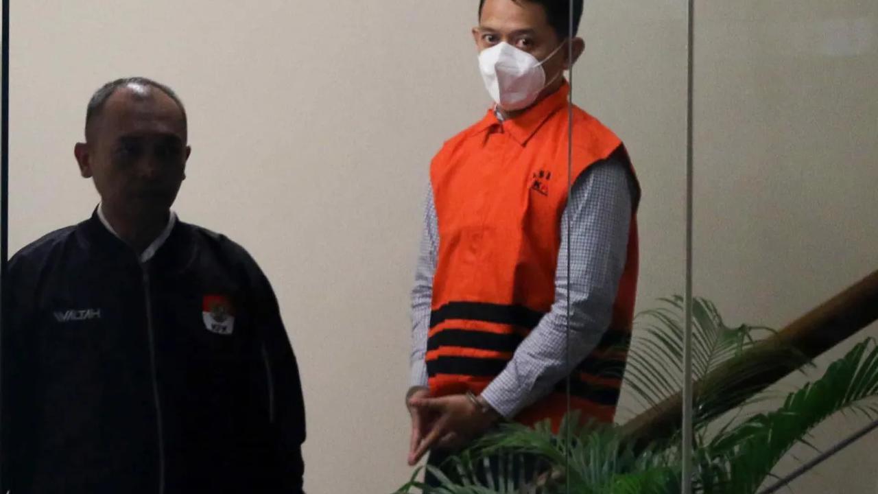 Tersangka Direktur PT Putra Kharisma Sejahtera Zulfikar Fahmi dikawal petugas usai dari ruang konferensi pers penetapan dan penahanan tersangka di Gedung Merah Putih KPK, Jakarta, Senin (13/11/2023).