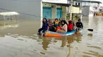 Warga menggunakan perahu karet melintasi banjir yang melanda Perumahan Total Persada, Periuk, Kota Tangerang, Selasa (4/2/2020). Banjir akibat tanggul kali Ledug jebol membuat ratusan rumah di Total Persada terendam banjir hingga mencapai 3,5 meter. (merdeka.com/Arie Basuki)