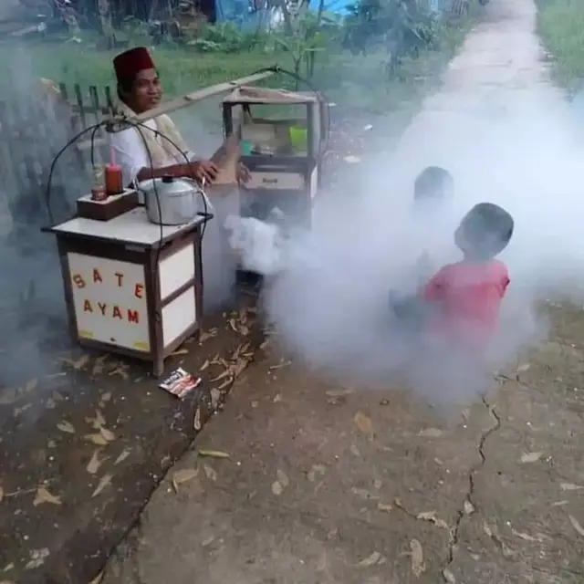 6 Momen Apes ketika Mau Makan Sate Ini Bikin Elus Dada,