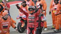 Marc Marquez dari Spanyol dari tim Ducati Lenovo merayakan setelah kemenangan di balapan MotoGP, Grand Prix Jerman, di sirkuit Sachsenring, di Hohenstein-Ernstthal, Jerman, Minggu 13 Juli 2025. (Robert Michael/dpa via AP)