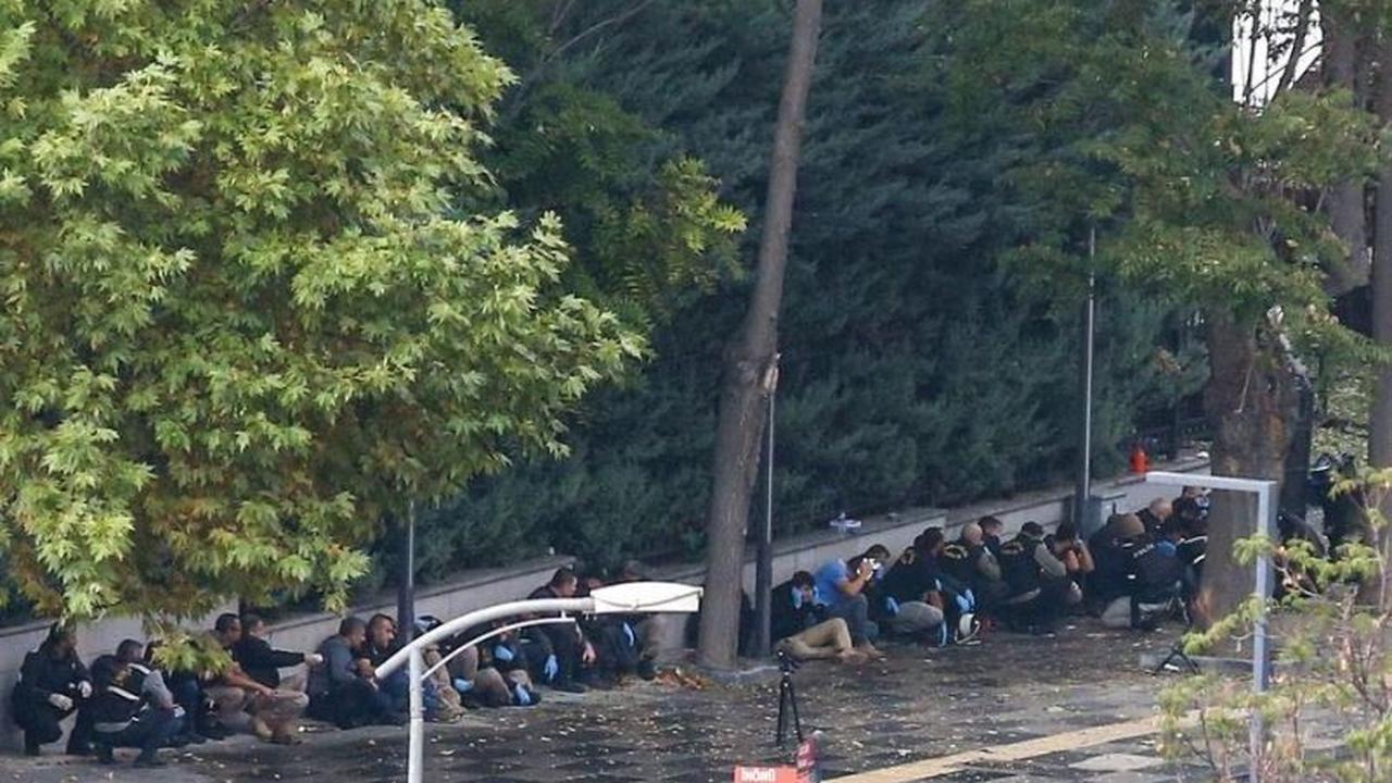 Ledakan di Ataturk Boulevard terjadi beberapa jam sebelum parlemen dijadwalkan bersidang kembali setelah liburan musim panas.&nbsp;Batalyon Abadi sebagai kelompok yang mengaku bertanggung jawab atas insiden ini mengatakan itulah sebabnya mereka menargetka