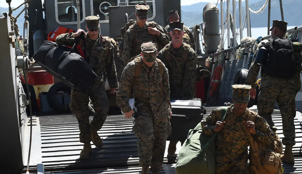 Marinir AS turun dari kapal angkatan laut Filipina selama simulasi latihan bencana sebagai bagian dari latihan militer gabungan Filipina-AS tahunan di kota Casiguran, provinsi Aurora (15/5). (AFP Photo/Ted Aljibe)