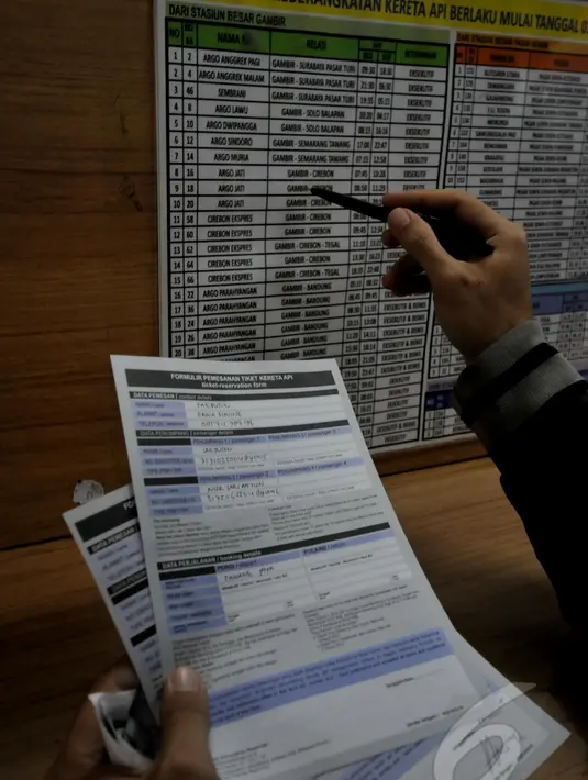 Seorang calon penumpang mengecek jadwal keberangkatan kereta api yang akan ditumpanginya, Jakarta, Jumat (13/3/2015). PT KAI akan menaikkan harga tiket per 1 April 2015, kenaikan dipengaruhi oleh fluktuasi harga BBM. (Liputan6.com/Johan Tallo)