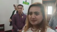 Lina Mukherjee didampingi pengacara pribadinya Agung Wijaya, saat menghadiri sidang di PN Klas IA Palembang Sumsel (Liputan6.com / Nefri Inge)