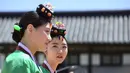 Seorang gadis muda Korea Selatan saat mengikuti upacara Coming of Age Day di desa Hanan Namsan di Seoul (21/5). Coming of age day atau Hari Kedewasaan dirayakan pada minggu ketiga bulan Mei. (AFP Photo/Jung Yeon-je)
