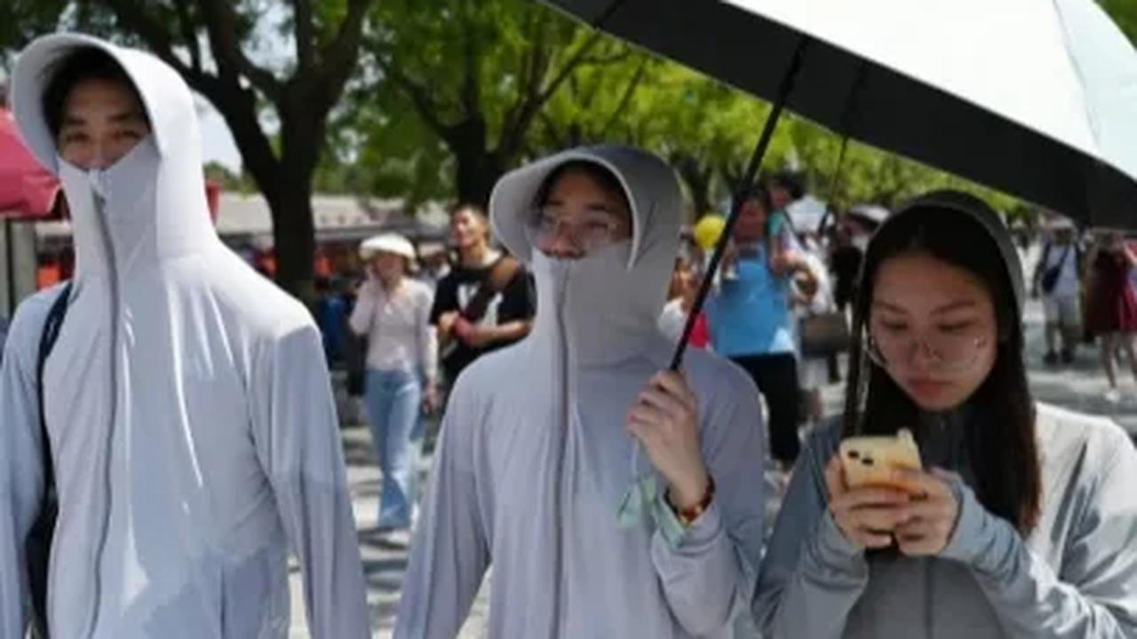 Penduduk usia muda di China yang menganggur membentuk kontribusi hanya 1,4 persen dari tenaga kerja potensial di daerah perkotaan China, menurut perkiraan Dan Wang, kepala ekonom di Hang Seng Bank China.