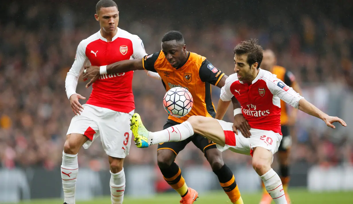 Pemain Arsenal, Mathieu Flamini dan Kieran Gibbs, berusaha menghentikan pergerakan pemain Hull City, Adama Diomande, dalam putaran kelima Piala FA Inggris di Stadion Emirates, London, Inggris, Sabtu (20/2/2016). (Action Images via Reuters/John Sibley)