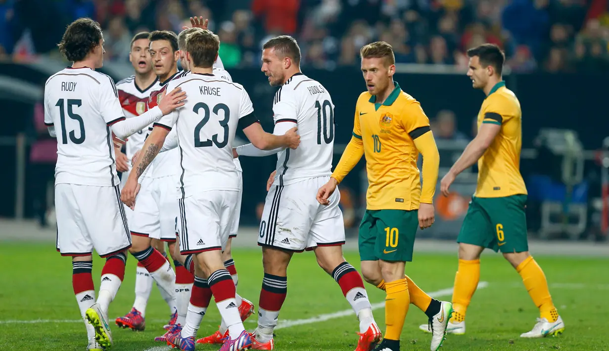 Penyerang Jerman, Lukas Podolski (tengah) merayakan selebrasi bersama pemain lainya saat laga persahabatan di Stadion Fritz-Walter, Kamis (26/3/2015). Jerman bermain Imbang 2-2 atas Australia. (REUTERS/Ralph Orlowski)