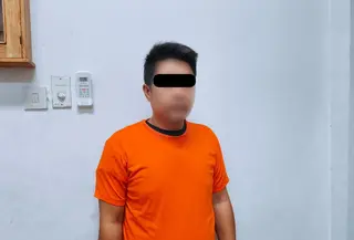 Pria berinisial DS (48) asal Jawa Barat ditangkap setelah diduga merekam korban dalam toilet dan menggunakan rekaman tersebut untuk mengancam korban.