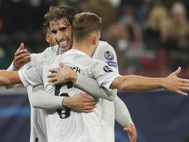 Gelandang Bayern Munchen, Joshua Kimmich, merayakan gol yang dicetaknya ke gawang Lokomotiv Moscow pada laga lanjutan Liga Champions 2020/2021 di RZD Arena, Rabu (28/10/2020) dini hari WIB. Bayern Munchen menang 2-1 atas Lokomotiv. (AFP/Maxim Shipenkov/pool)