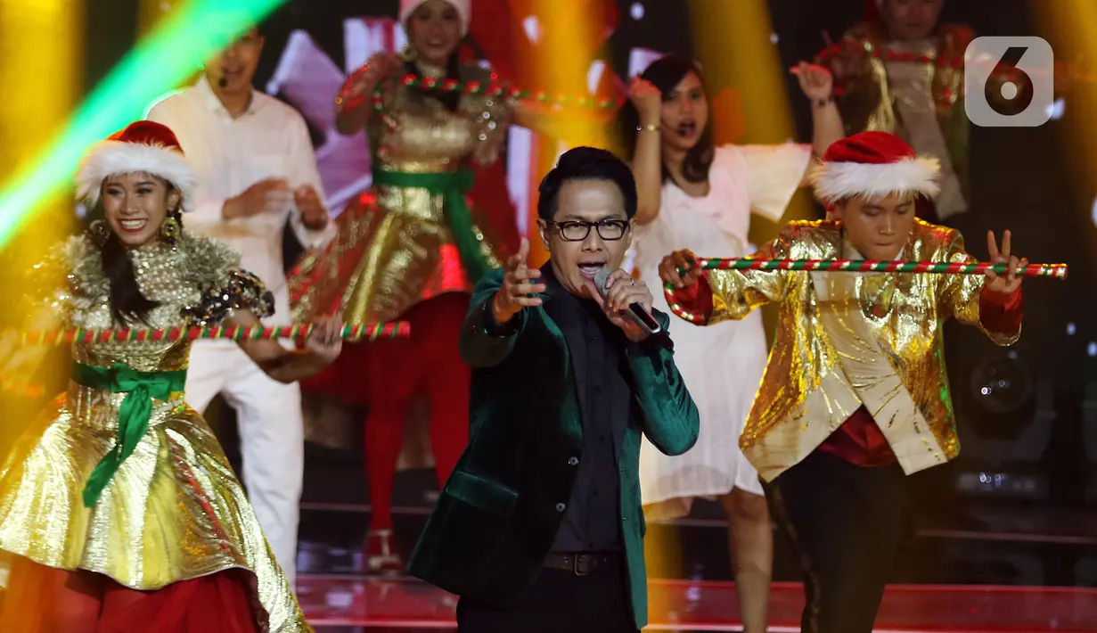 Alumni Indonesian idol,  Delon Thamrin tampil dalam "Christmas Concert The Greatest Love" di Studio 6 Emtek City, Jakarta, Kamis (19/12/2019). Selain Delon, beberapa penyanyi ternama di Indonesia juga mengisi acara ini antara lain, Agnez Mo, Joy Tobing, Judika dan Nikita. (Liputan6.com/Johan Tallo)