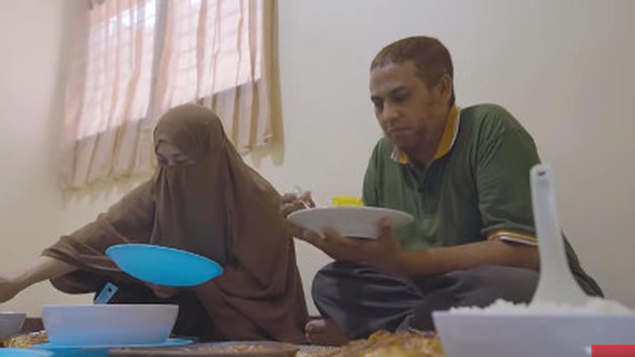 Masih Ingat Umar Patek Pelaku Bom Bali 1? Begini Kabarnya Bersama Sang Istri Begitu Harmonis Makan Bersama