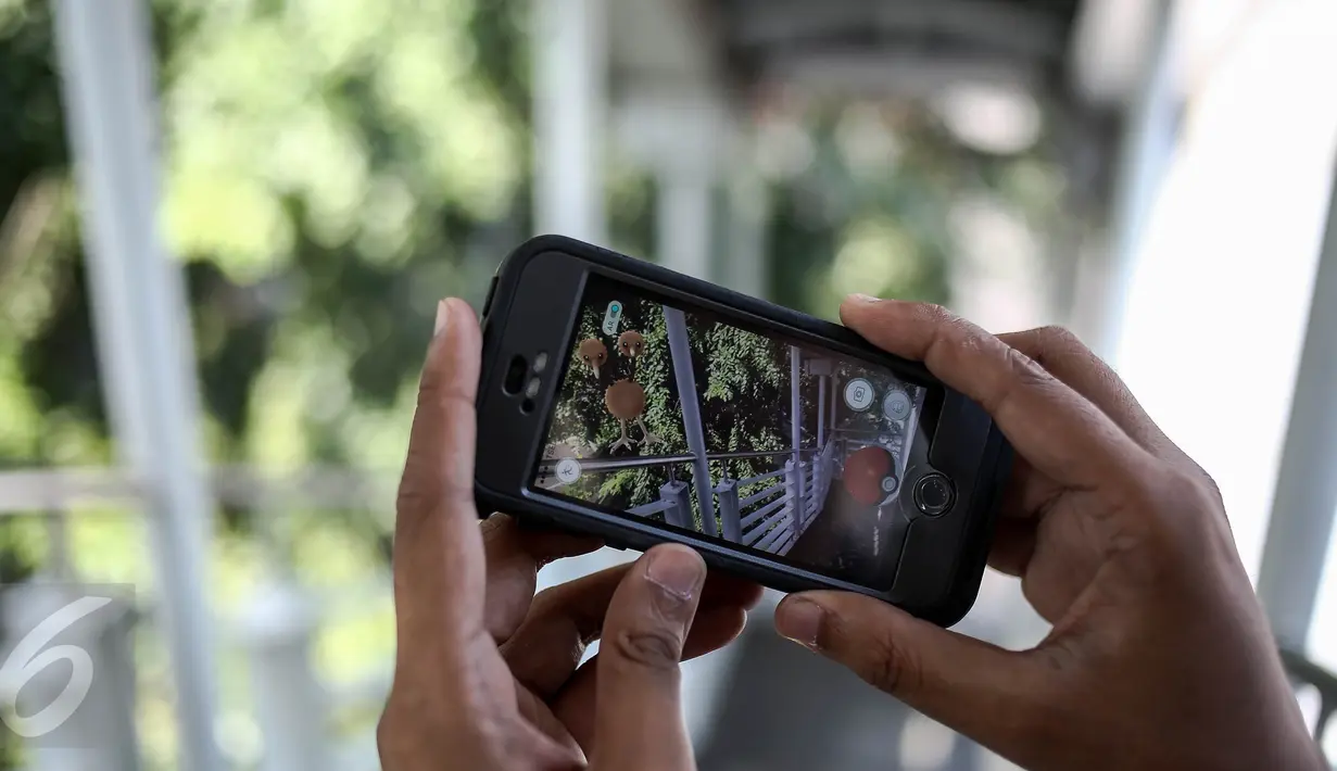 Game Pokemon Go terlihat pada layar smartphone seorang warga di Jakarta, Kamis (14/7). Game berbasis augmented reality, Pokemon Go, sedang nge-hits di kalangan warga Ibu Kota. (Liputan6.com/Faizal Fanani)