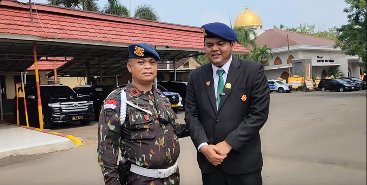 Sukses Jadi Anggota Dewan, Regen Abdul Aris Rangkul Sang Komandan Brimob Sambil Menangis Sesenggukan