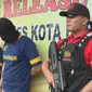 Dua pelaku penggelapan mobil rental di Depok, Rabu (25/5/2016). (Istimewa)