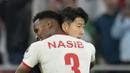 Ekspresi kecewa pemain Korea Selatan, Son Heung-min (kanan) saat dipeluk pemain Yordania, Abdallah Nasib setelah laga semifinal Piala Asia 2023 di Ahmad Bin Ali Stadium, Doha, Qatar, Selasa (06/02/2024). Korea Selatan kalah dengan skor 0-2. (AP Photo/Aijaz Rahi)