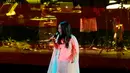 Penyanyi 51 tahun itu membuka konser dengan lagu-lagu hitnya seperti, 'Warna-Warna', 'Tua Sebelum Waktunya', dan 'Aku Cinta Padamu'. (Andy Masela/Bintang.com)