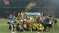 Pemain Bhayangkara FC merayakan keberhasilan meraih gelar juara Liga 1 2017 di Stadion Patriot Bekasi, Sabtu (12/11/2017). Bhayangkara kalah 1-2 lawan Persija. (Bola.com/Nicklas Hanoatubun)