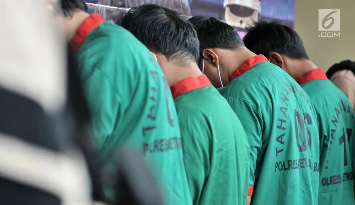 Tersangka dihadirkan saat rilis kasus narkoba di Mapolres Jakbar (26/11).  Satuan Narkoba Polres Metro Jakbar menggagalkan sabu dan ekstasi yang dikirim dari Lampung melalui kapal di Pelabuhan Rakyat, Banten 20 November. (Merdeka.com/Iqbal S. Nugroho)