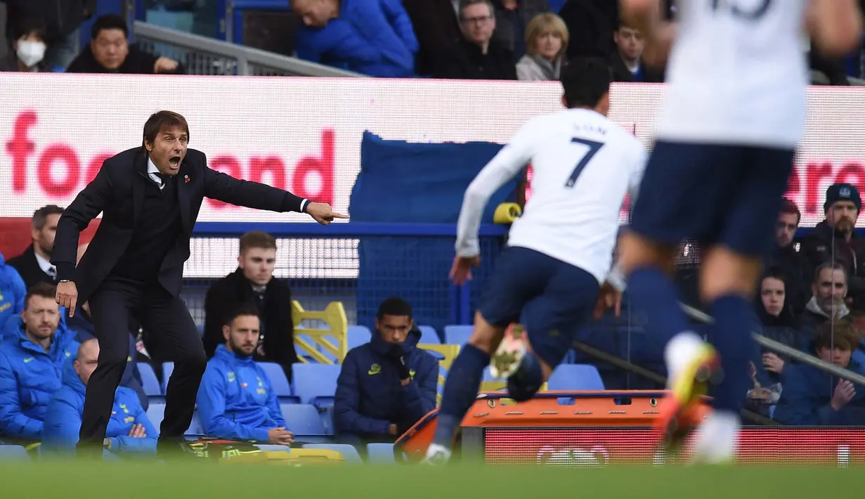 Pada kesempatan itu juga, mantan pelatih Inter Milan tersebut tampak menebar ancaman kepada anak asuhnya. Ia berkata kalau Tottenham ingin mendapatkan hasil yang memuaskan, tidak ada jalan singkat selain berusaha keras. (AFP/Oli Scarff)