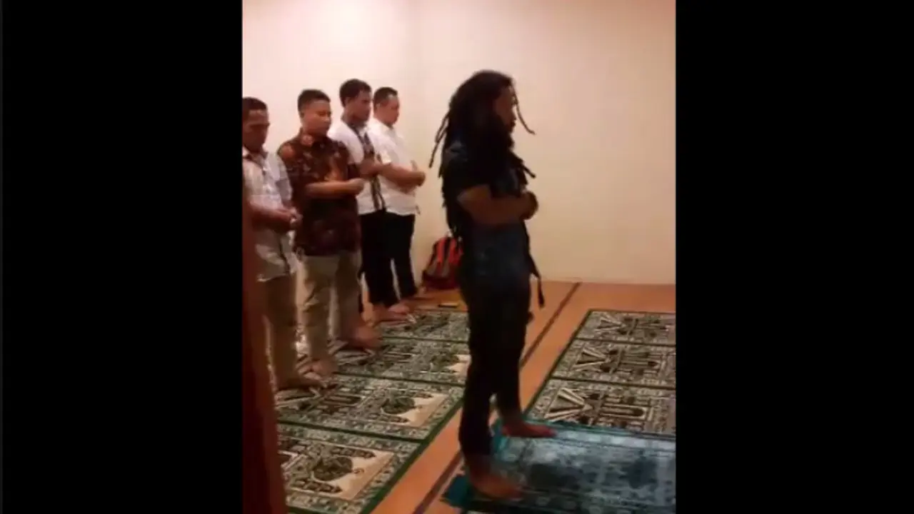 Heboh, Pria Berambut Gimbal yang Tilawahnya Merdu Saat Jadi Imam