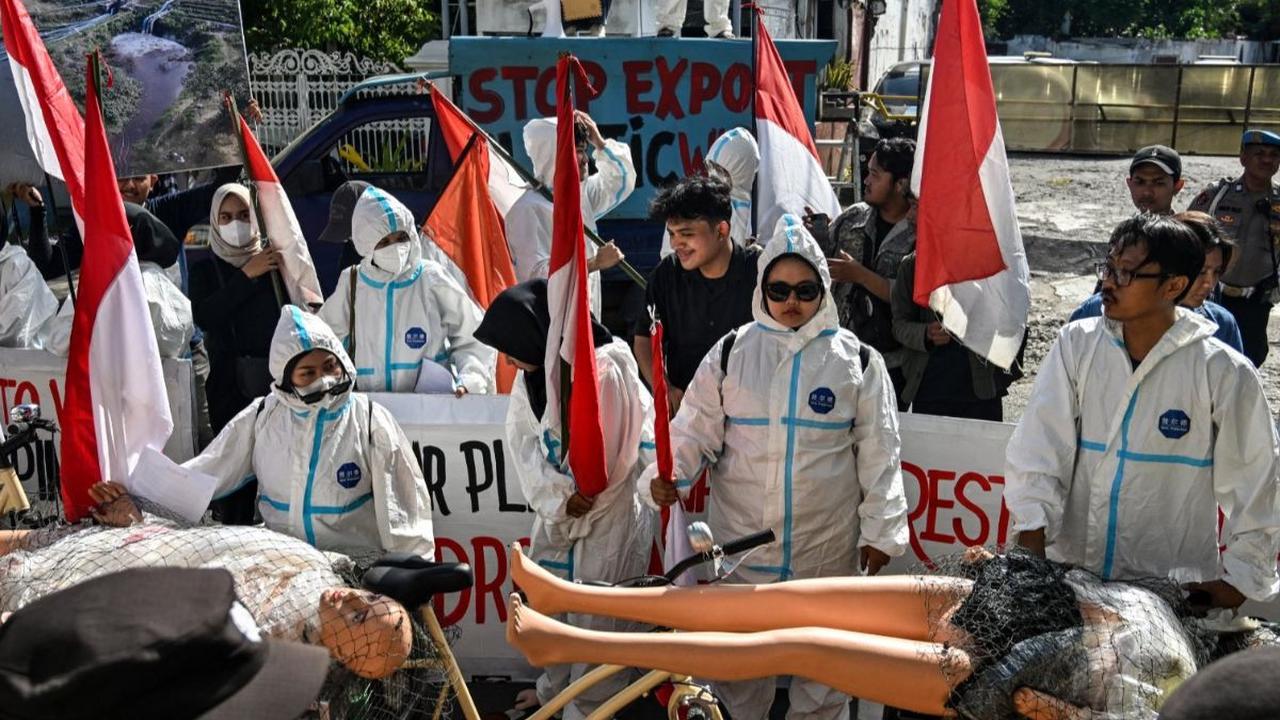 Sekelompok mahasiswa dan aktivis Ecological Observation and Wetland Conservation (Ecoton) berunjuk rasa di depan Kantor Konsulat Jenderal Jepang, Surabaya, Jawa Timur, Selasa (11/6/2024). Tak hanya Konsulat Jepang, aktivis lingkungan ini juga mendatangi K
