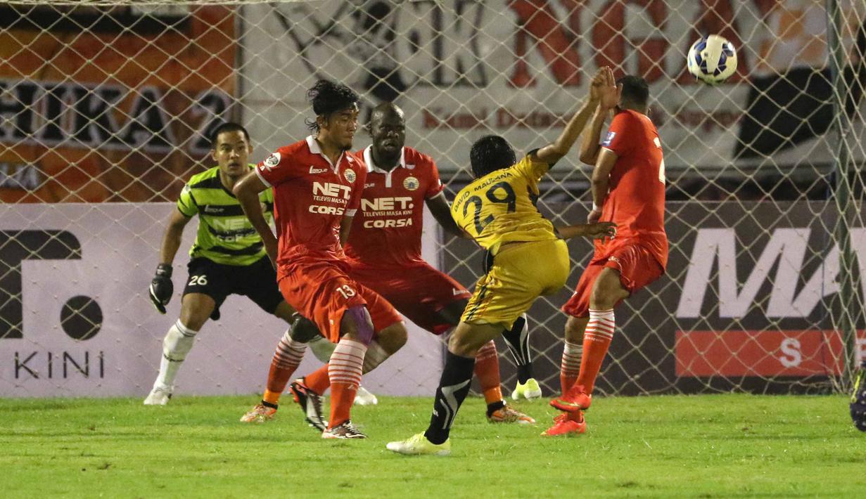 Pemain Mitra Kukar, David Maulana (2kanan) melepaskan tembakan ke arah gawang Persija Jakarta Pada laga Piala Jenderal Sudirman grup D di Stadion Manahan, Solo, Sabtu (12/12/2015). (Bola.com/Nicklas Hanoatubun)