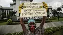 Aktivis melakukan aksi Jeda untuk Iklim di depan Plaza Mandiri, Jakarta, Selasa (25/1/2022). Aktivis menuntut komitmen bank nasional di Indonesia yang masih membiayai industri batu bara dan pertambangan yang merupakan penyumbang emisi terbesar kedua di Indonesia. (Liputan6.com/Faizal Fanani)