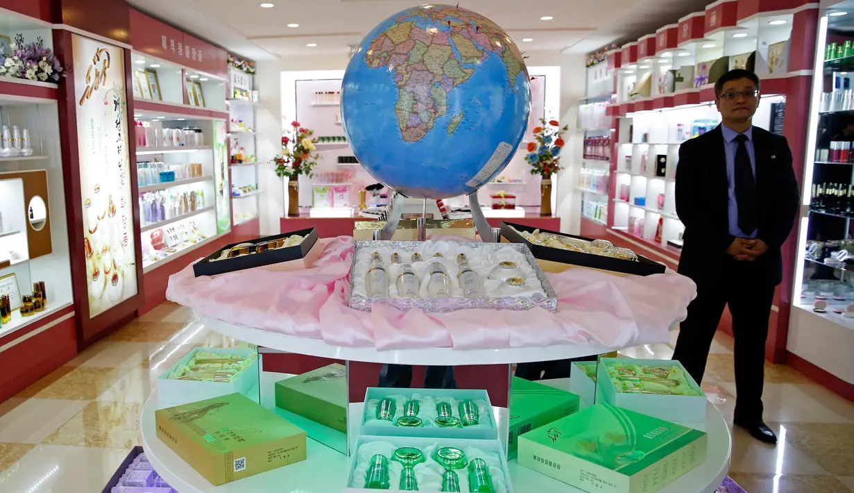 Seorang pria Korea Utara berdiri dekat produk kosmetik yang dipajang di Pabrik Kosmetika Pyongyang di Pyongyang, 8 September 2018. Pabrik Kosmetik Pyongyang adalah salah satu produsen utama barang-barang kosmetik di Korea Utara. (AP Photo/Ng Han Guan)