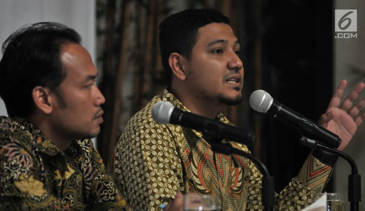 Peneliti LSI Denny JA, Ikrama M (kanan) didampingi moderator Muh Khotib saat merilis survei Elektoral dan Efek Kasus Ratna Sarumpaet di Jakarta, Selasa (23/10). (Merdeka.com/ Iqbal S. Nugroho)