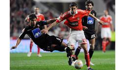 Gelandang Benfica, Angel Di Maria berusaha melewati bek Braga, Moises Pinheiro pada laga Liga Portugal di Luz Stadium, Portugal, Sabtu (27/3/2010). Di Maria bermain tiga musim di Benfica pada periode 2007 hingga 2010. (AFP Photo/Francisco Leong)