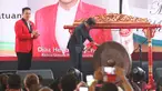 Presiden Joko Widodo (Jokowi) didampingi Ketua umum baru PKPI, Diaz Hendropriyono memukul gong sebagai tanda penutupan kongres luar biasa Partai Keadilan dan Persatuan Indonesia (PKPI) di Jakarta, Senin (14/5). (Liputan6.com/Angga Yuniar)