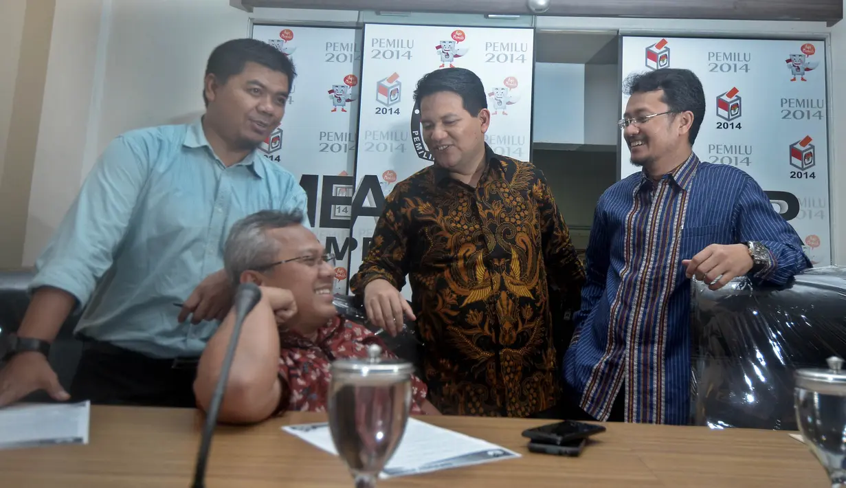 Ketua KPU, Husni Kamil Malik (kedua kanan) saat launching Daftar Pemilih Sementara (DPS) secara online di Media Center KPU, Jakarta, Kamis (9/10/2015). KPU mengumumkan DPS secara online sebagai upaya transparansi Pemilu. (Liputan6.com/Johan Tallo)