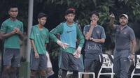 Pelatih Timnas Indonesia U-16, Fachri Husaini, memberikan arahan kepada anaka asuhnya saat menghadapi Persija Jakarta U-16 di Stadion Atang Sutresna, Jakarta, Selasa (4/7/2017). Indonesia menang 5-0 atas Persija. (Bola.com/M Iqbal Ichsan)