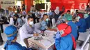 Petugas mengecek kesehatan pelaku transportasi sebelum divaksin COVID-19 di Terminal Kampung Rambutan, Jakarta, Kamis (10/6/2021). Vaksinasi ini untuk 1.000 orang yang terdiri dari para supir bus, kernet, pedagang usaha kecil dan mikro di Terminal Kampung Rambutan. (Liputan6.com/Herman Zakharia)