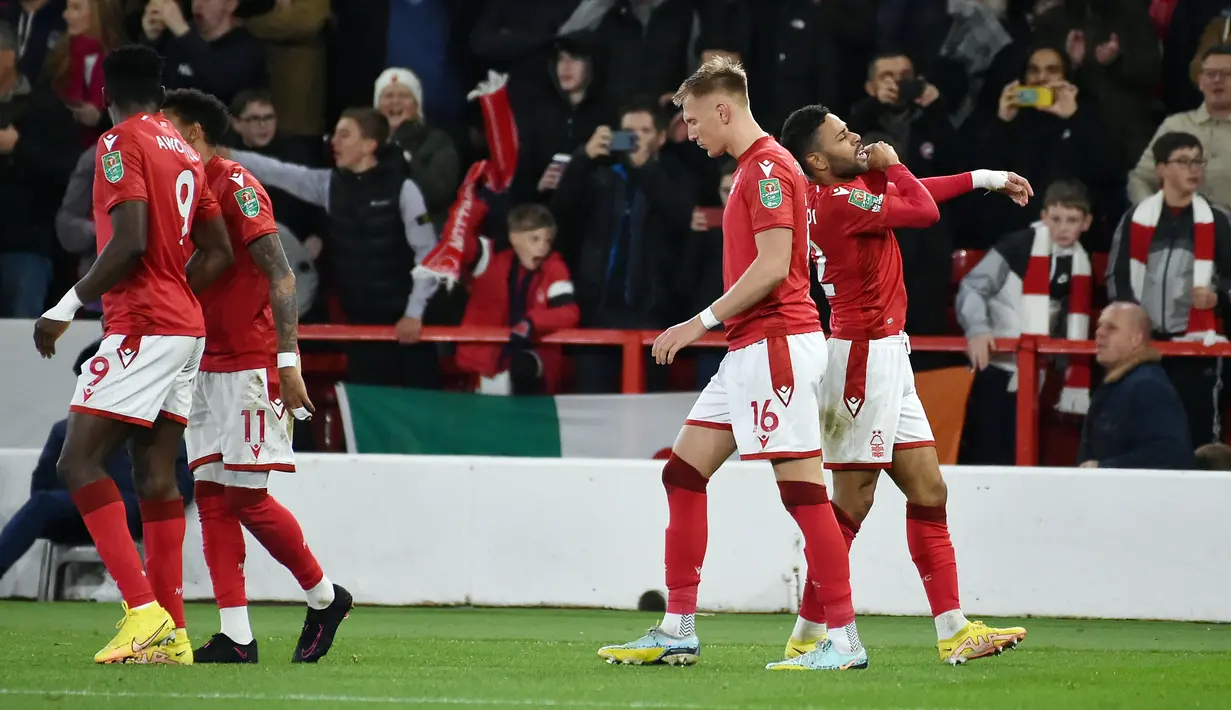 Pemain Nottingham Forest Renan Lodi (kanan) merayakan dengan rekan setimnya setelah mencetak gol ke gawang Tottenham Hotspur pada pertandingan sepak bola putaran ketiga Piala Liga Inggris atau Carabao Cup di Stadion City Ground, Nottingham, Inggris, 9 November 2022. Tottenham Hotspur harus tersingkir dari Carabao Cup setelah kalah 0-2 dari Nottingham Forest. (AP Photo/Rui Vieira)