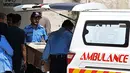 Petugas kepolisian memindahkan peti jenazah seorang anak ke dalam ambulans setelah terjadi kebakaran di luar bangsal Kesehatan Ibu dan Anak (MCH) di Rumah Sakit Pakistan Institute of Medical Sciences (PIMS), Islamabad, Pakistan, Rabu, 26 Agustus 2026. (AFP/  Aamir Qureshi)