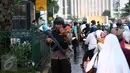 Anggota Brimob bersenjata lengkap berjaga di area Masjid Istiqlal, Jakarta, Rabu (6/7). Pengamanan ketat dilakukan untuk mengantisipasi dan membuat rasa aman jemaah dalam melaksanakan salat Idul Fitri 1437 H. (Liputan6.com/Faizal Fanani)
