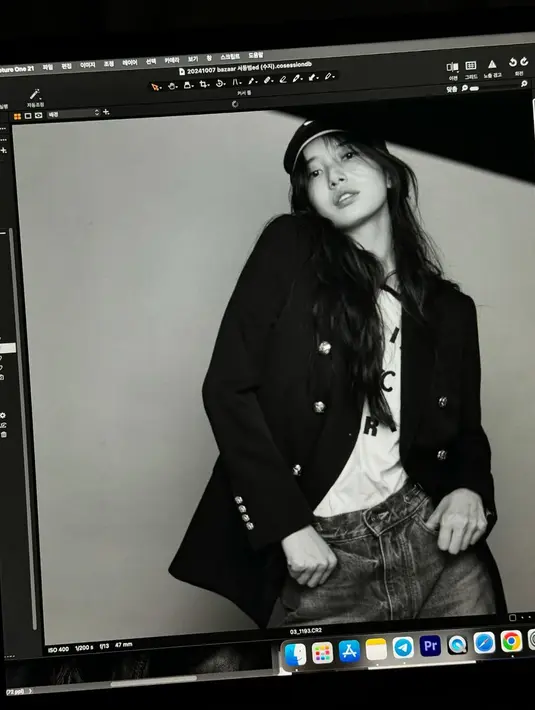 Pekerja industri kreatif bisa tiru OOTD Bae Suzy yang satu ini. Ia padukan t-shirt dengan blazer dan jeans. Tak ketinggalan snapback hat jadi sentuhan boyish [@skuukzky]