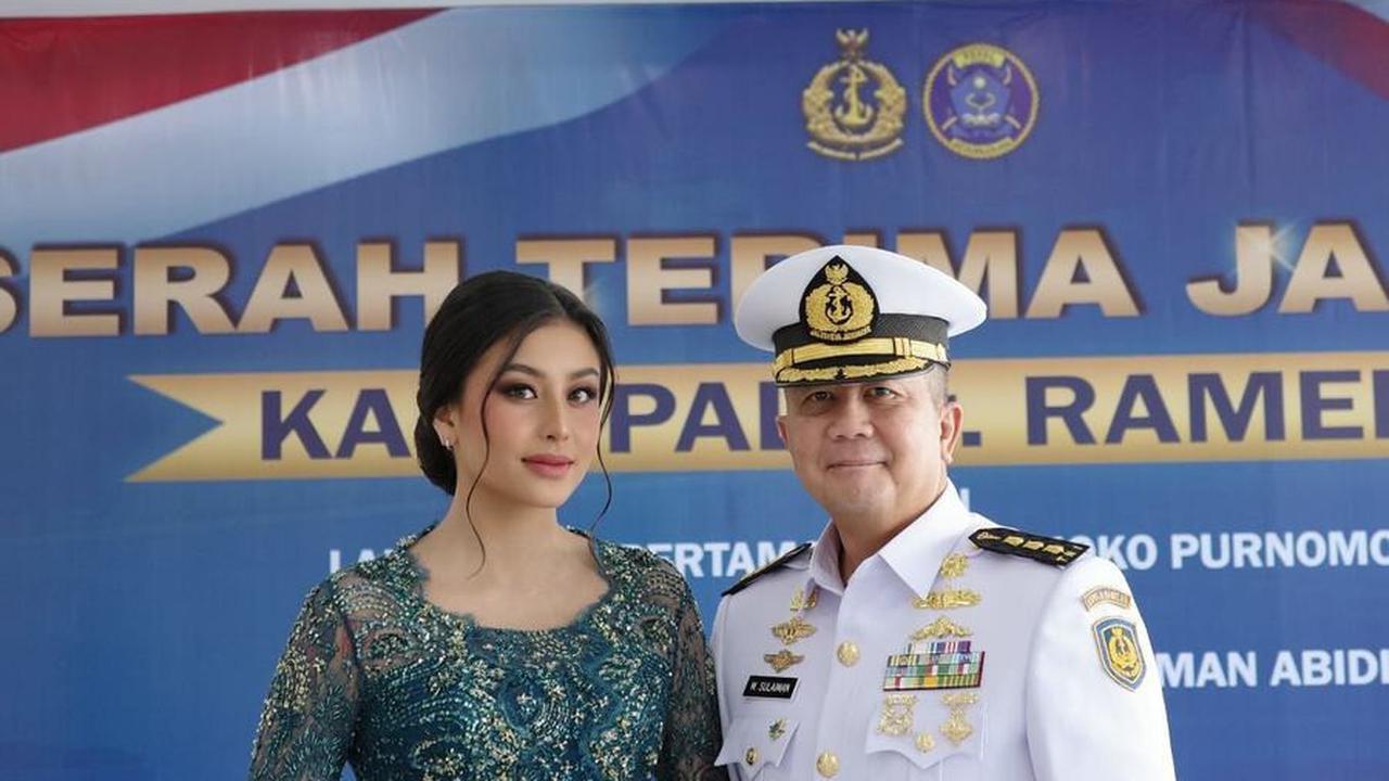 Tampil Anggun Berkebaya, 8 Potret Awkarin Dampingi sang Ayah Sertijab Jadi Kepala RSAL di Surabaya