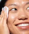 Mengenali pentingnya membangun skin resilience sebagai benteng utama untuk melindungi wajah dari stres oksidatif dan penuaan dini akibat lingkungan urban. [Dok/Freepik.com].