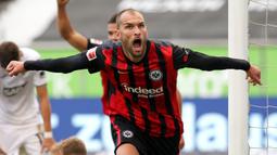 Bas Dost (Club Brugge). Striker asal Belanda yang telah mencetak rekor 76 gol dalam 84 penampilannya bersama Sporting Lisbon gagal bersinar selama 18 bulan di Eintracht Fankfurt. Bas Dost memutuskan hengkang ke Club Brugge dan mencetak gol di 12 menit awal debutnya. (AFP/Daniel Roland)