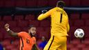 Penyerang Belanda, Memphis Depay, berusaha mencetak gol ke gawang Polandia pada laga UEFA Nations League di Stadion Johan Cruijff Arena, Amsterdam, Sabtu (5/9/2020) dini hari WIB. Belandang menang 1-0 atas Polandia. (AFP/John Thys)
