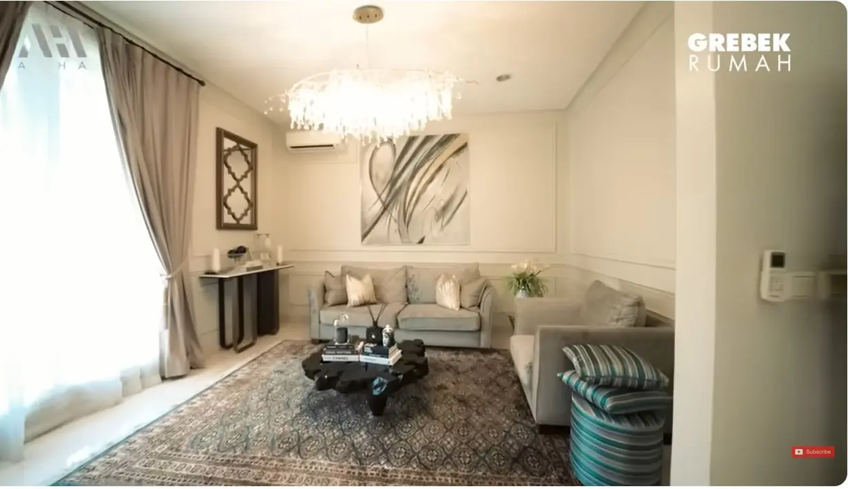 Tidak hanya megah saat dilihat dari depan rumah yang akses masuknya terlihat asri, masuk ke dalam juga banyak barang-barang branded. Ruangan yang biasa digunakan untuk terima tamu. [Youtube/AH]
